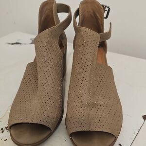 Jessica Simpson Chic Perforated Tan Women's Sandals